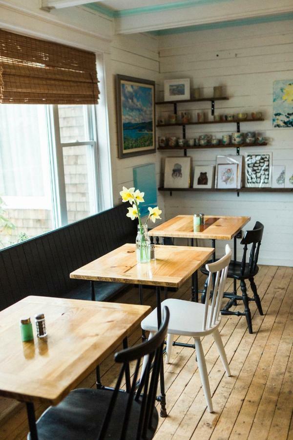 Salty Rose'S And The Periwinkle Cafe Hotel Ingonish Eksteriør billede