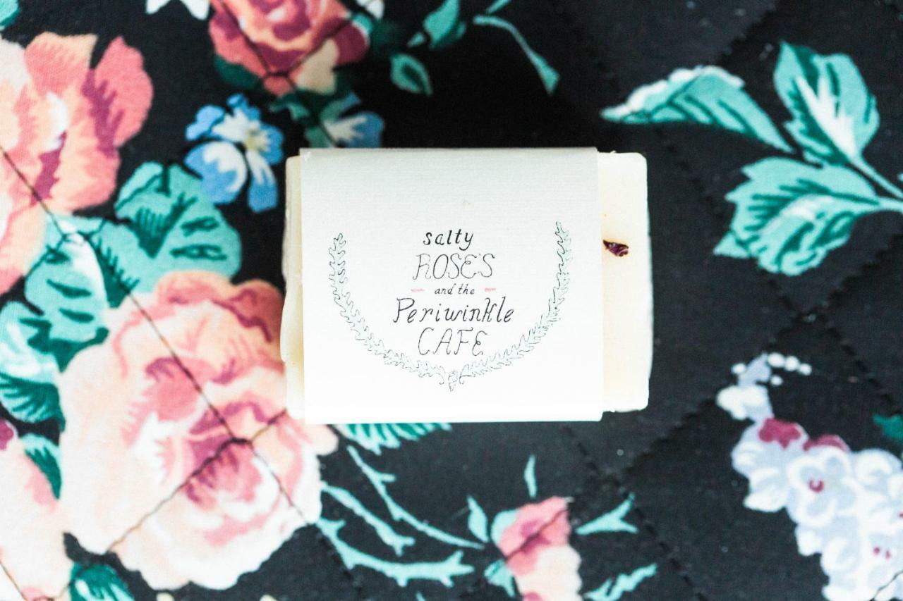Salty Rose'S And The Periwinkle Cafe Hotel Ingonish Eksteriør billede